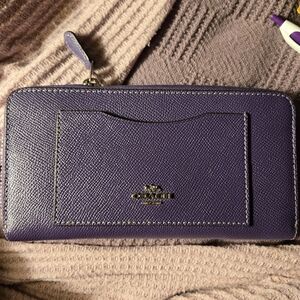 Coach billfold purple.